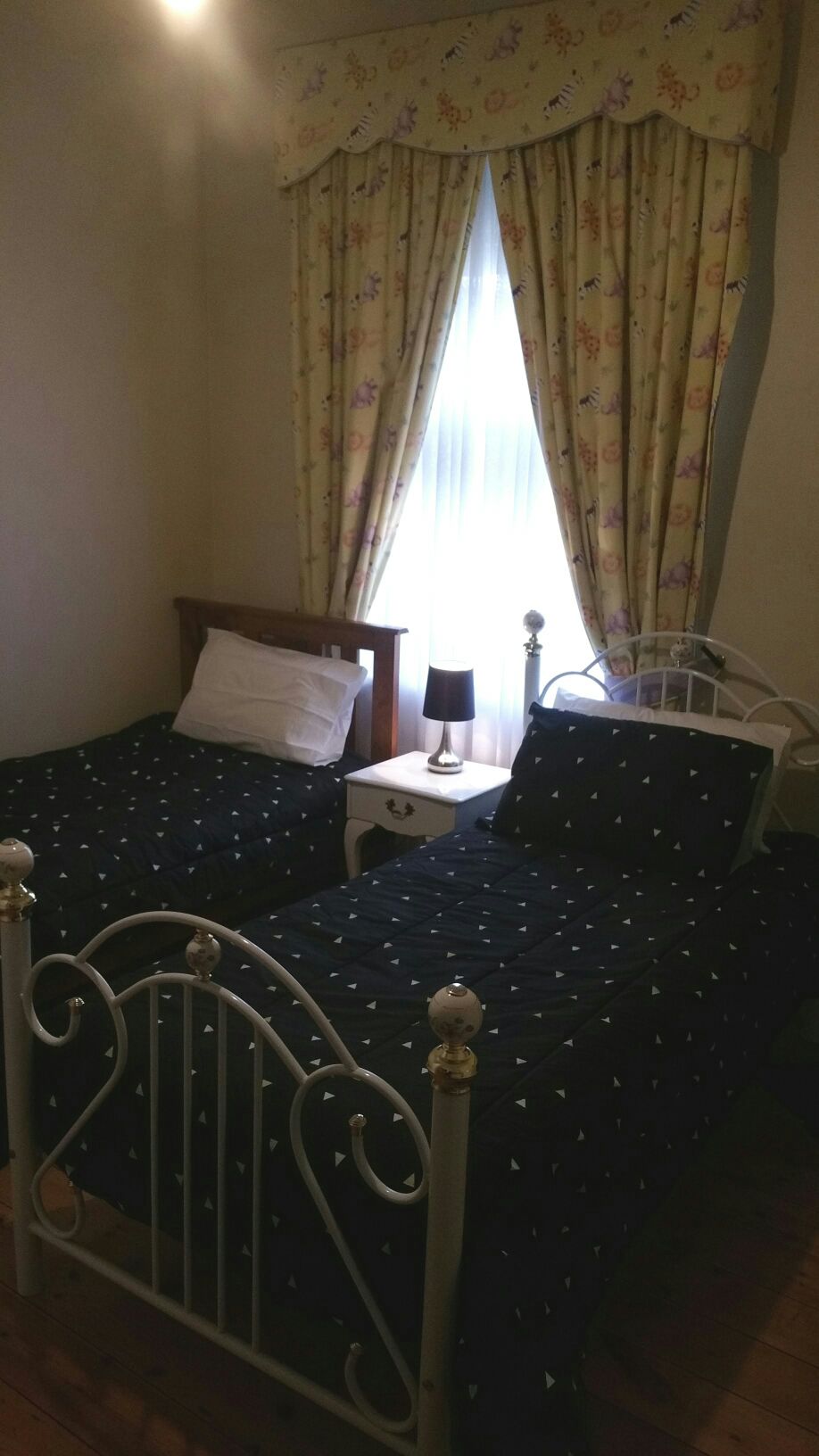 Dormitorio 3: 2 camas individuales con moderna bata integrada. Escritorio para niños.