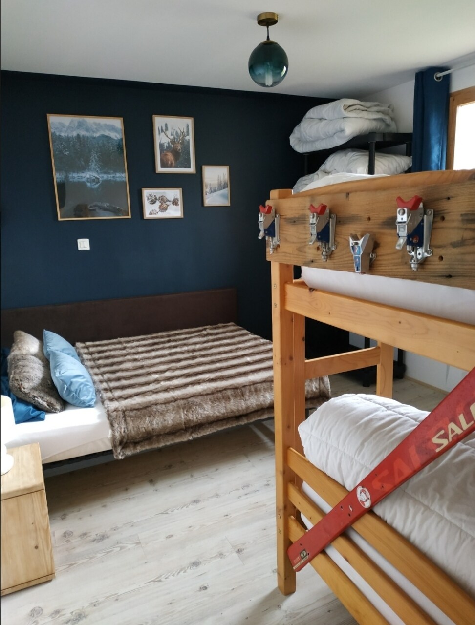 卧室， 1张双人床140x190 ， 1张双层床。 