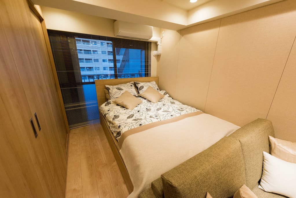 Comfortable big double bed, have a good dream here. 舒适的大双人床,做个好梦!