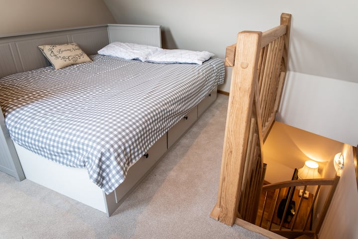 غرفة نوم مزدوجة بسرير كبير بحجم كينغ 