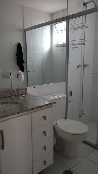 Banheiro da suíte (bathroom suite)