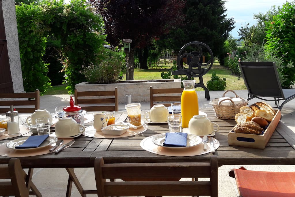 Petit déjeuner en terrasse