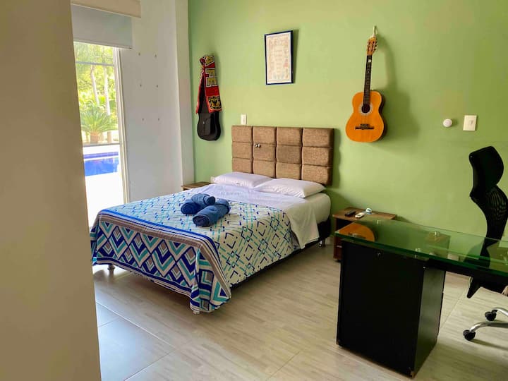 Room nro 5, Double bed (1.40), space with AA, Work Desk, direct access to the pool 