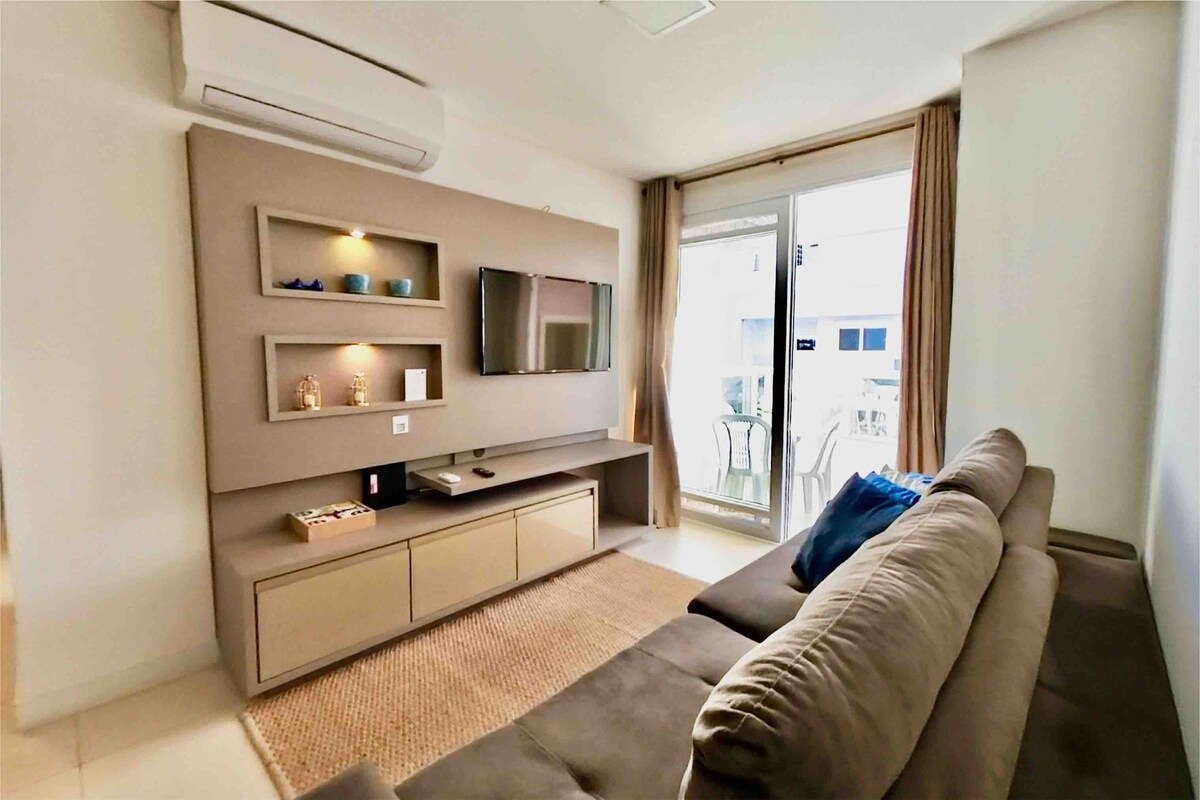 ห้องนั่งเล่นพร้อมเครื่องปรับอากาศ