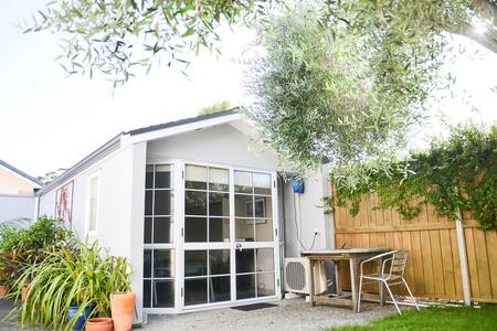 Cozy studio, Private Paradise Central by the park.