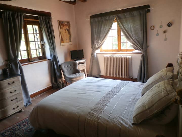 A large room on the first floor with double exposure . 1 bed of 160cm