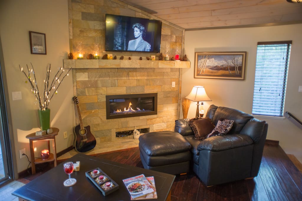 Leather recliners, smart 50" flat screen TV and Bose sound bar. Wi-Fi and board games. Gas reflective enclosed fireplace.
