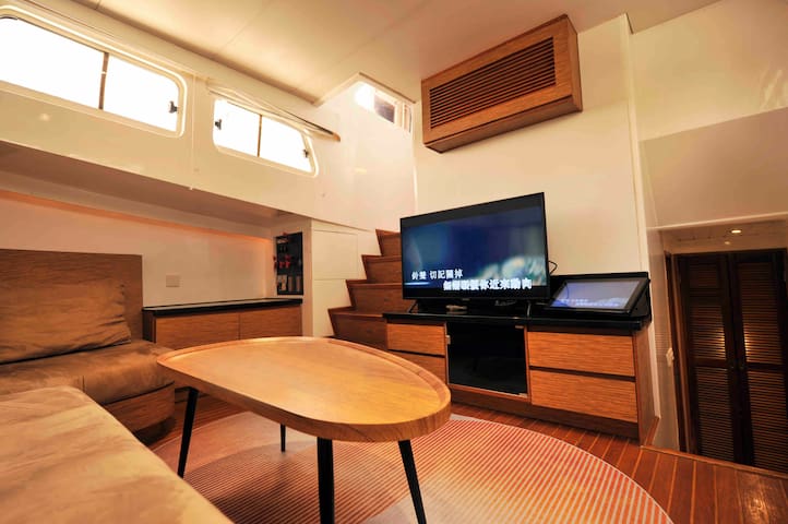 Spacious Party Houseboat – Whole Boat