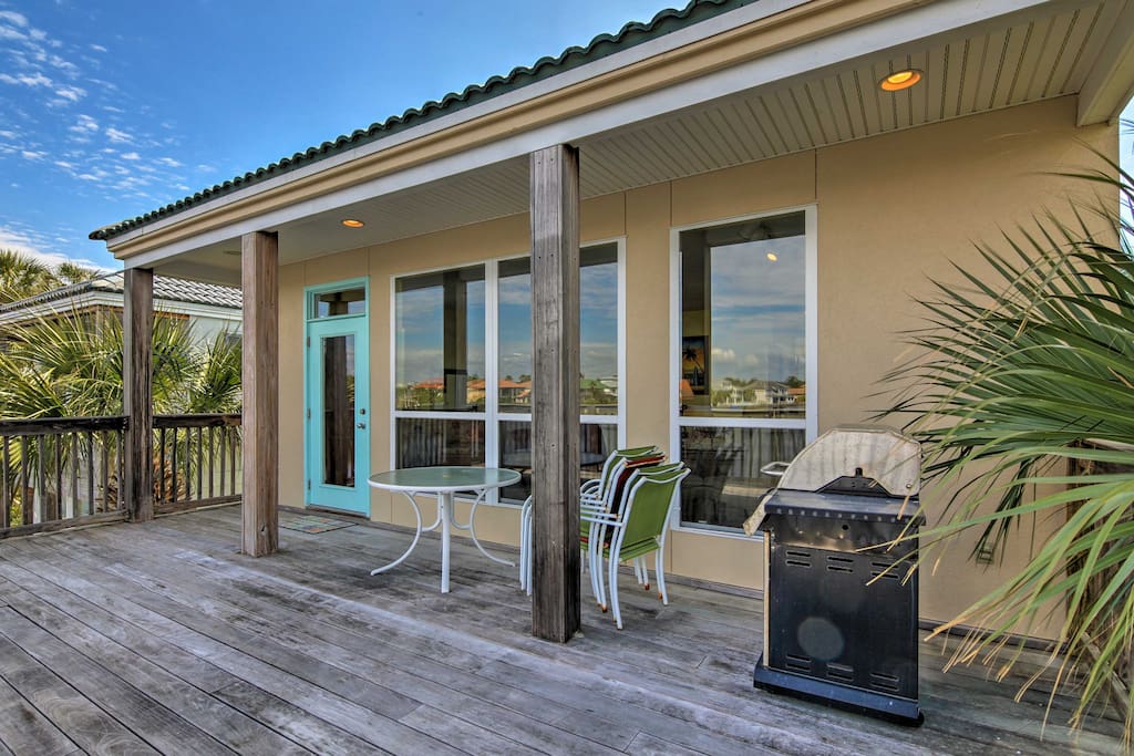 This 2-bedroom, 2-bath vacation rental home in Destin is a tropical retreat!
