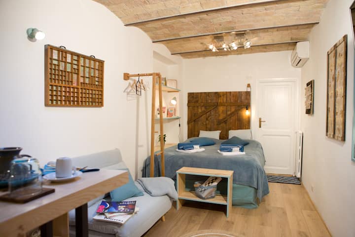 Dormitorio, cama doble, sofá. Mesa de cocina, Smart TV, fibra WIFI, hervidor de agua; juegos de mesa
Dormitorio, cama doble, sofá, TV inteligente, juegos de mesa de fibra WIFI;