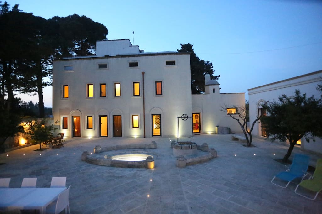 L'antica corte dell'800 con vasca d'epoca
