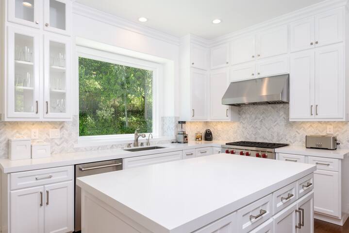 Stylish Home w/ Modern Yard gallery image 2