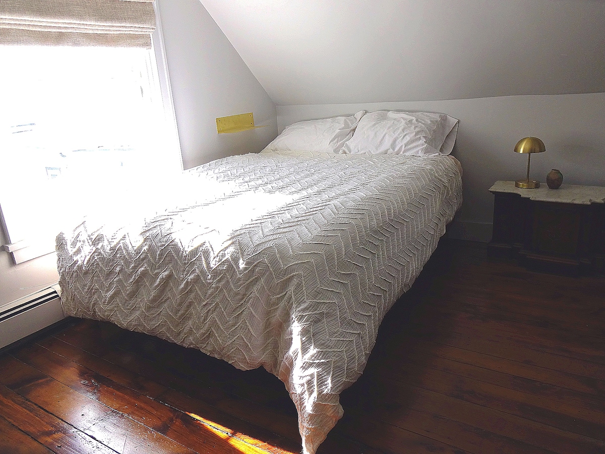 Slaapkamer #2 met tweepersoonsbed en lichtblokkerende Romeinse jaloezieën