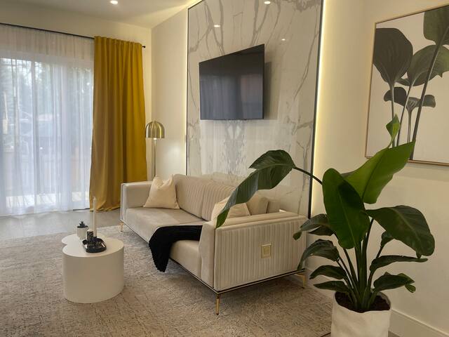 Luxury 4 Brm 5 Bath Home w/ Parking + Fast Wi-Fi gallery image 2