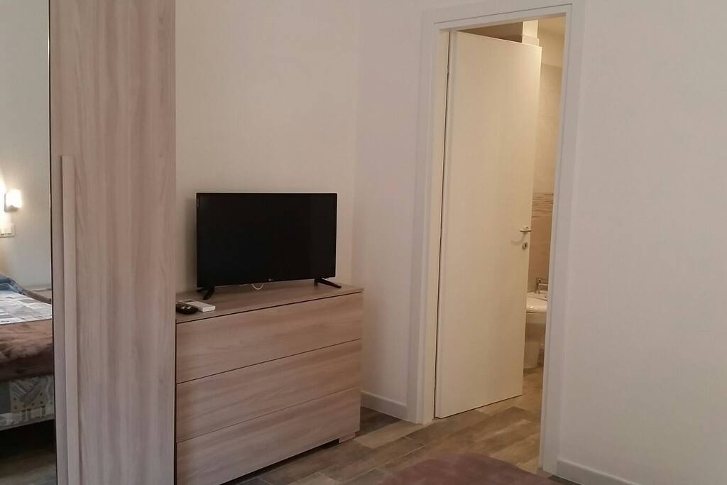 comò con tv 32" e ingresso bagno