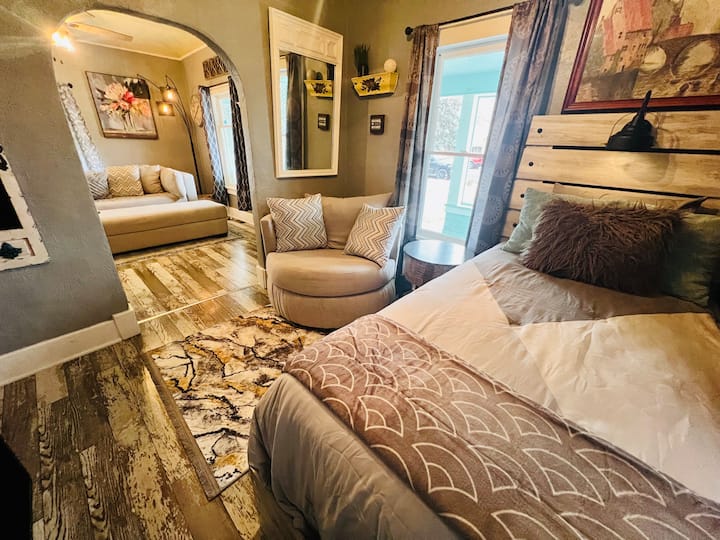 Das Gästezimmer im Erdgeschoss verfügt über ein Twin-Size-Bett mit Leselicht.