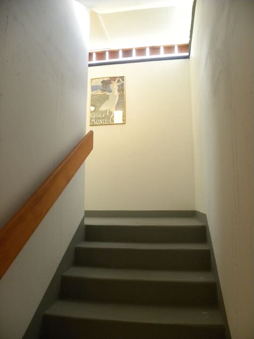 Herunter 1 Stock zu unsere Türe links.
Un piano sotto dove si trova l'appartamento.