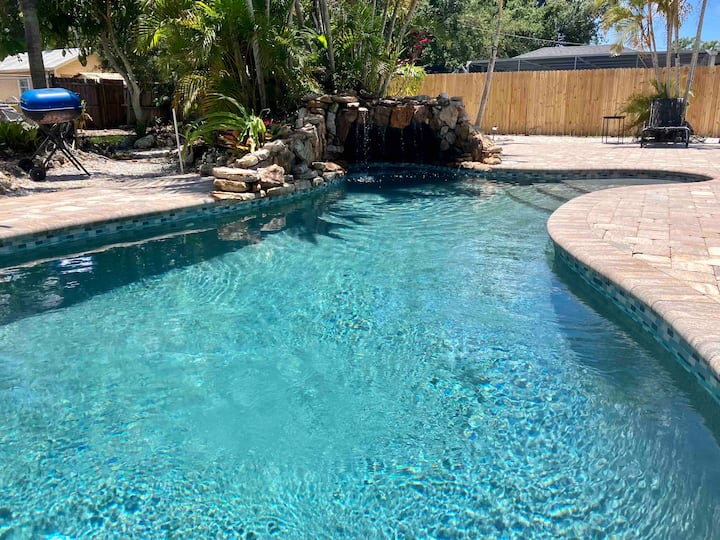Grotto pool home 5 miles to the beach selfcheck in Houses for Rent in