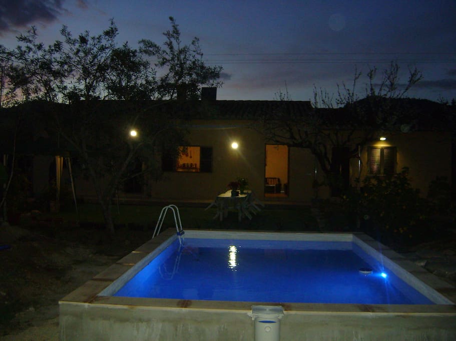 buen ambiente de noche con iluminación led