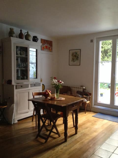 Charming 50 m2 apartment on the ground floor with terrace in Vincennes, close to the Saint Mandé metro and the Bois de Vincennes.