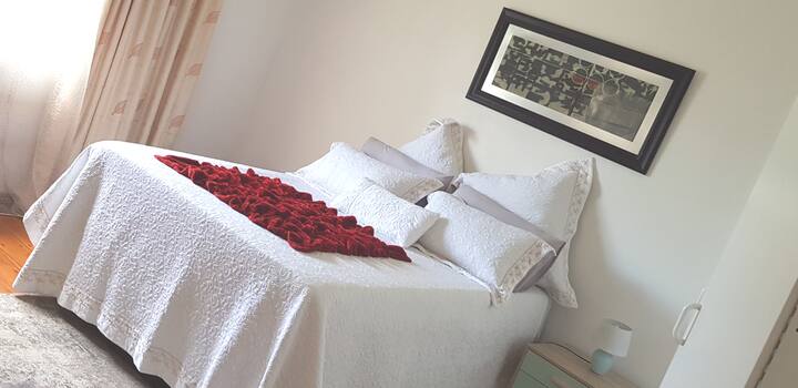 Extra veľká manželská posteľ, spálňa č.4  môže ubytovať ďalšie dve nafukovacie postele (rodinná izba).