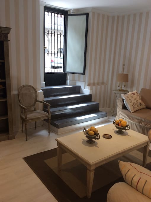 Acceso a la vivienda, directamente al salón