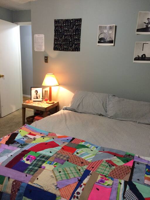 1st bedroom - queen