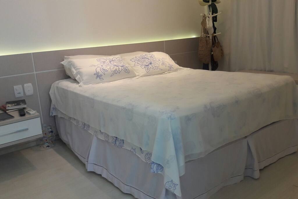 - Quarto suíte com cama queen size, ar condicionado, armários, televisão e banheiro e varanda privativos
- Habitación suite, con cama queen size, aire condicionado, armários, televisión y baño y terraza privativos
- Room with queen size bed, air conditioning, closet, TV and privative bathroom and balcony.