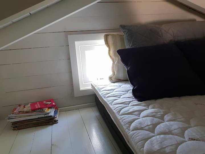 在阁楼上睡觉，配有150厘米的双人床垫。可从厨房进入阁楼，屋顶下方有一个梯子:)

