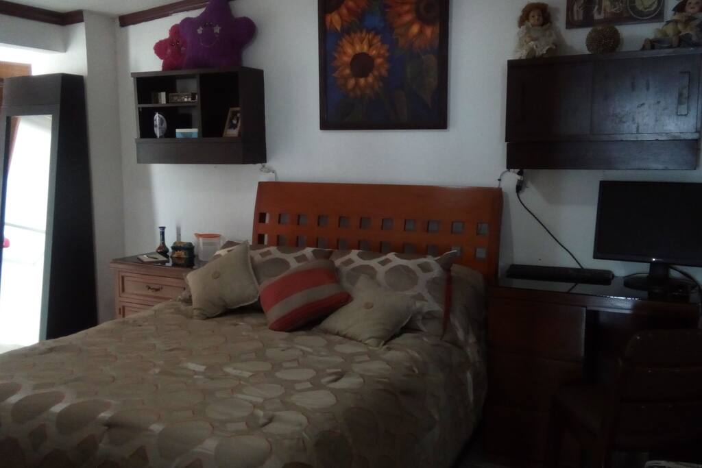 Cómoda cama matrimonial, escritorio y amplio closet