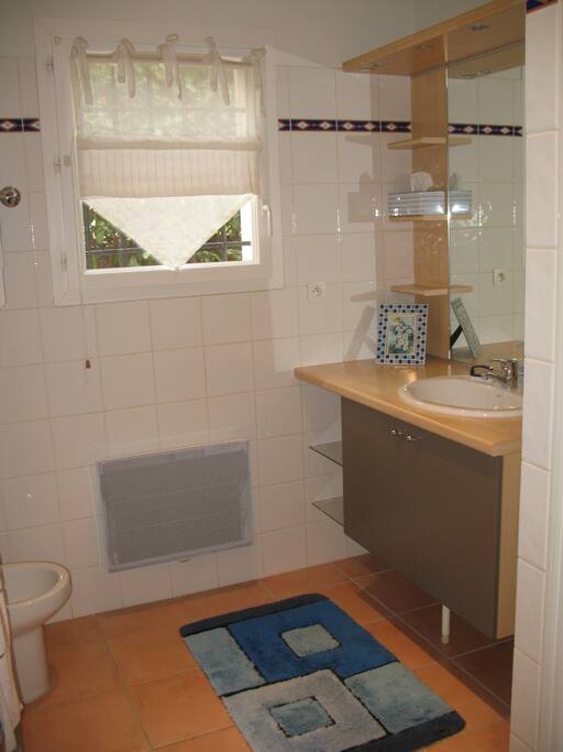 Salle de douche privée au Rez-De-Chaussée avec bidet