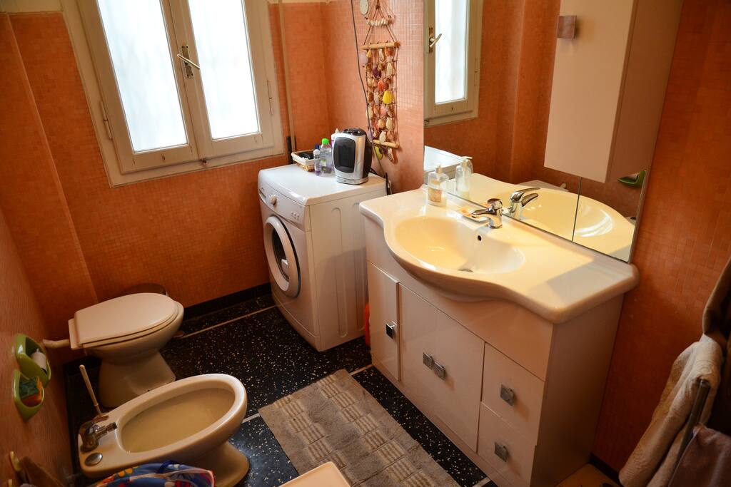 Bagno con vasca/doccia e lavatrice