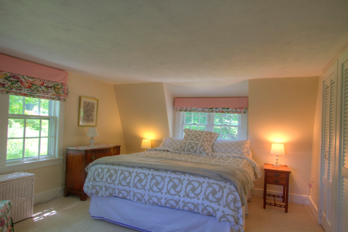 Dormitorio principal con lujosa cama California King y sábanas de lujo