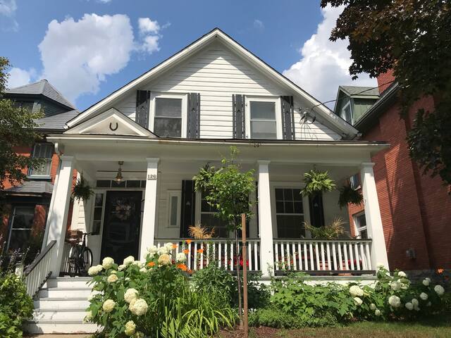 Sunny and cosy suite nestled in heritage hood