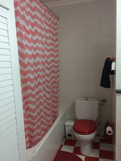 Baño: bañera y WC