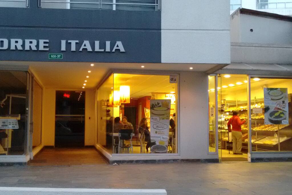 Ingreso edificio, junto a una panadería.