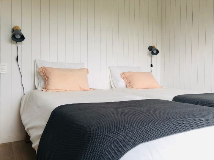 2つのシングルベッドを備えたベッドルームエンスイート