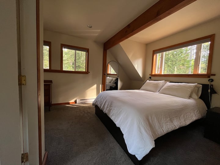 Главна спална соба на горниот кат со брачен кревет (широк 150-179 см) и бања со тоалет, голема када и посебен туш