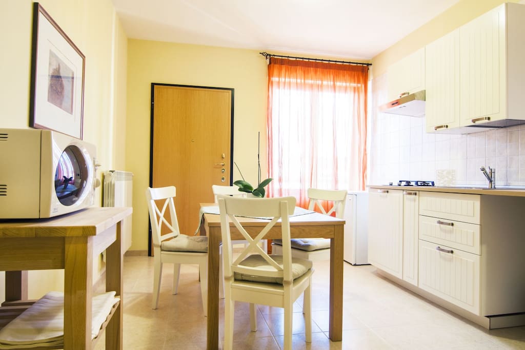 Cucina attrezzata abitabile in una delle nostra Suite deluxe. Copertura totale della connessione Wi.Fi. a fibra ottica super veloce (100Mb) gratuito!