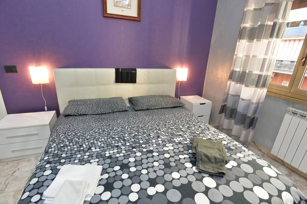 Camera da letto :composta da letto matrimoniale,due comodini,aria condizionata,tv schermo piatto,armadio con ante scorrevoli,pavimento in marmo.