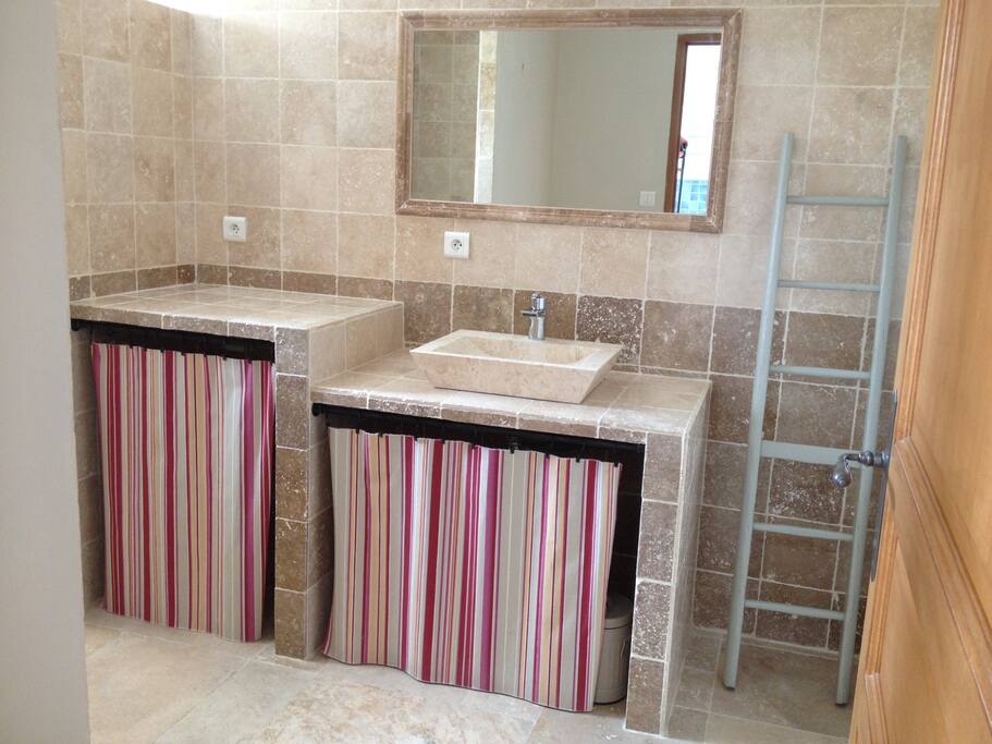 Salle de bains privée avec douche italienne