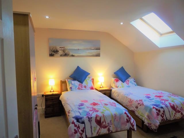 Lovely Twin Room close to Saundersfoot & Tenby
