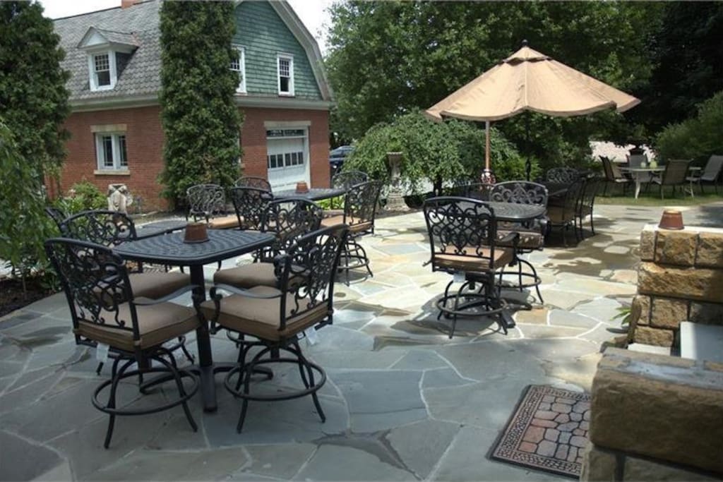 Private rear entry from the backyard/ stone patio and plenty of FREE off-street parking. We ask that you park beside the coach house.