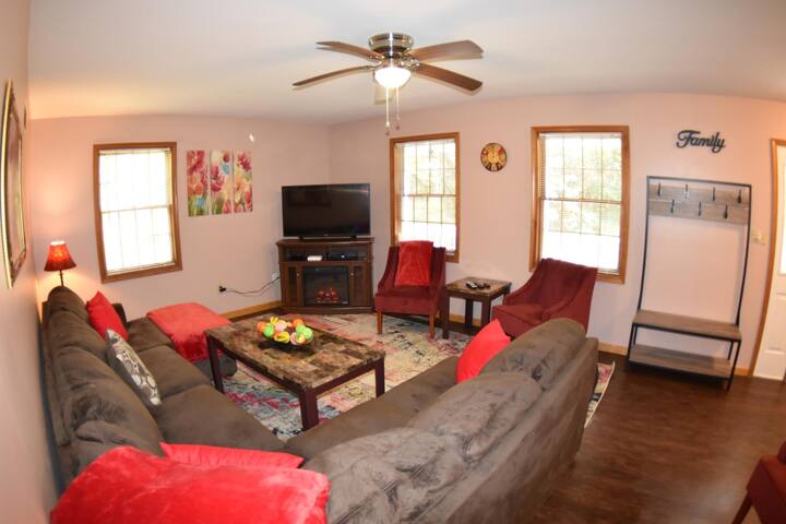 DH - Very private 5 bedroom - hike to the creek and waterfalls!