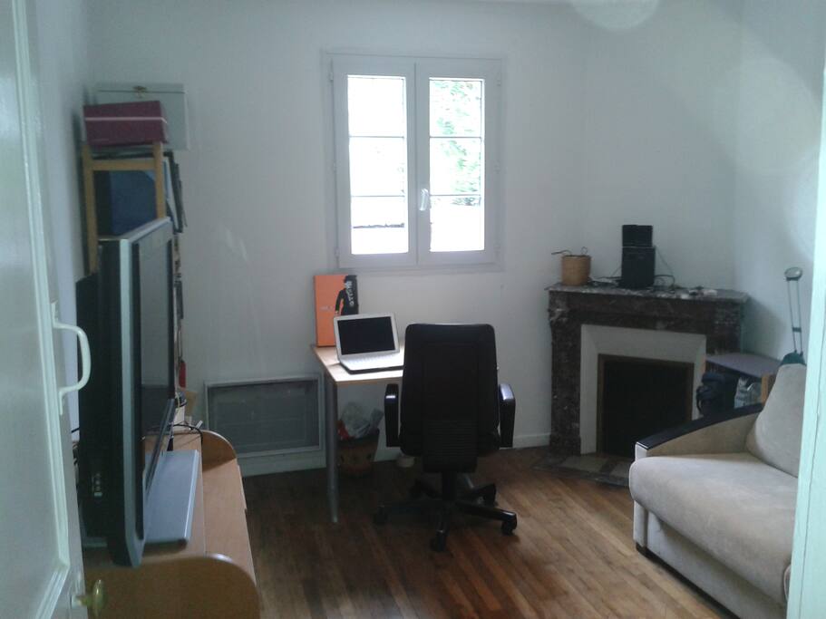 la chambre est calme et donne sur le jardin.