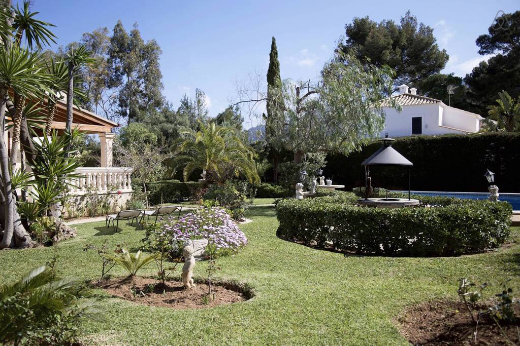 Wonderfull chalet with swimming pool near the sea.