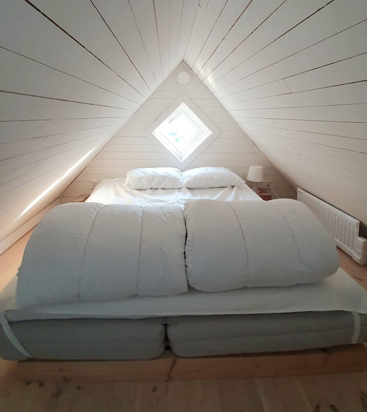 Sovloft med dubbelsäng 160cm, 
Gardin finns att fästa för fönster, som då skyddar mot ljus och insekter (om man vill ha fönstret öppet). 
