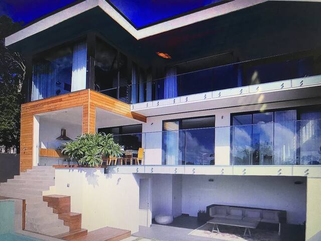 Vaucluse Villa with Harbour views gallery image 2