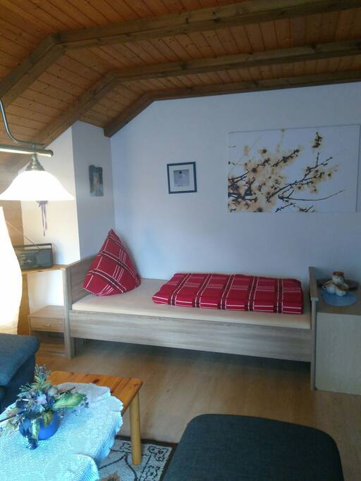 Einzelbett mit Wohnzimmer