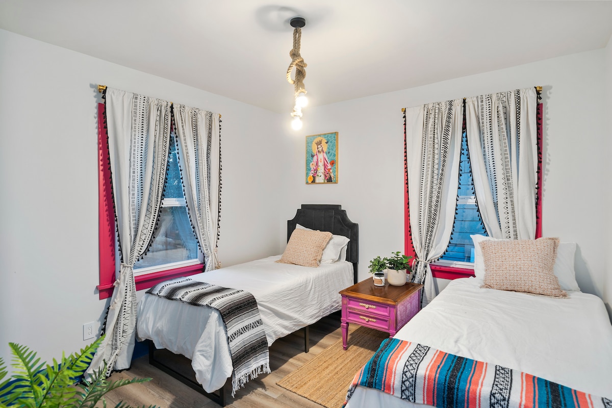 Dormitorio de abajo #2 con dos camas de espuma viscoelástica con gel individual.